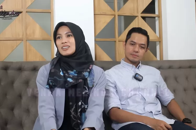 Pasangan selebriti Alyssa Soebandono dan Dude Harlino.&nbsp; (Tangkapan layar YouTube Venna Melinda Channel)