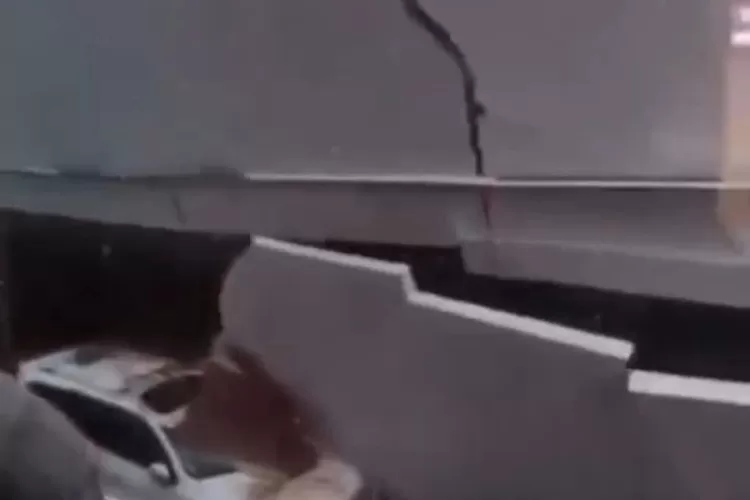 Detik-detik tembok pembatas kantor CIMB di Sektor 9 Bintaro roboh meminmpa mobil saat hujan deras (Tangkapan Layar Instagram)