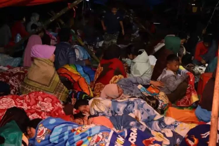 Pengungsi korban gempa Cianjur mulai terserang penyakit. Ironisnya, kebanyakan para pengungsi adalah para lansia, anak-anak dan ibu hamil. (Infoka.id)