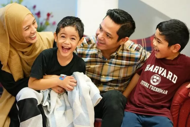 Adem ayem pernikahan Alyssa Soebandono dan Dude Harlino selama 8 tahun tanpa dilandasi kata pacaran