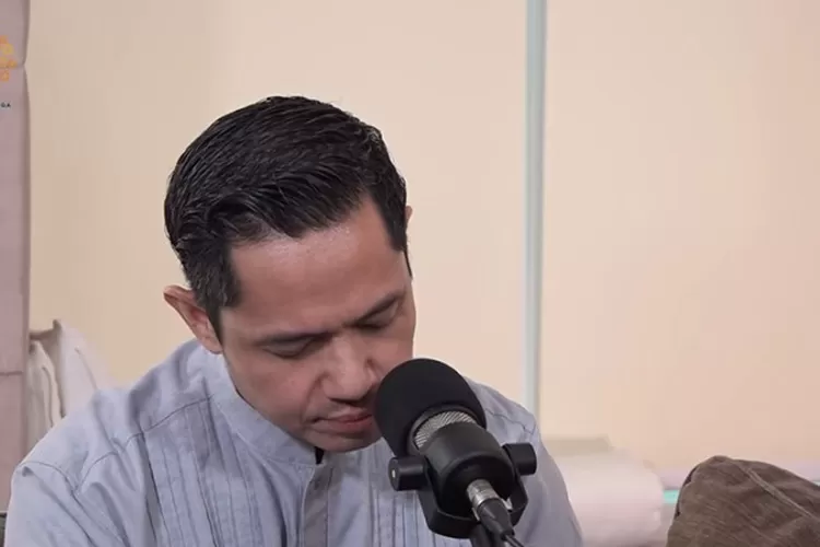 Dude Harlino menangis lihat perubahan Alyssa Soebandono. (Tangkap layar YouTube Daniel Mananta Network)