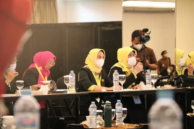Rapat Kerja Nasional (Rakernas) Perwosi tahun 2022 dihadiri Ketua Persatuan Wanita Olahraga Seluruh Indonesia (Perwosi) Sumbar, Fitria Amalia Audy (tengah), Kamis, 1 Desember 2022 di Hotel Atlet Century Park.