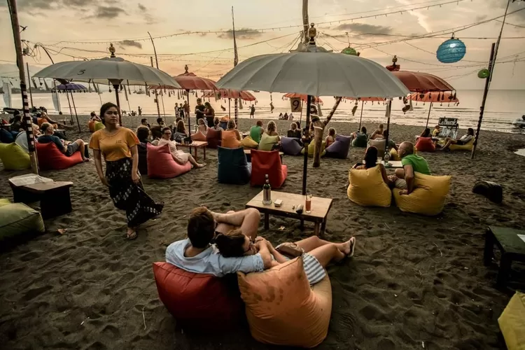 Tourists relax on one of the beaches in Bali. (Photo/Kemenparekraf)