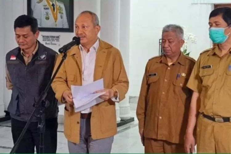 Sekretaris Daerah Jabar, Setiawan Wangsaatmaja di Bandung, mengumumkan soal UMP 2023 Jabar. (Instagram @ridwankamil)