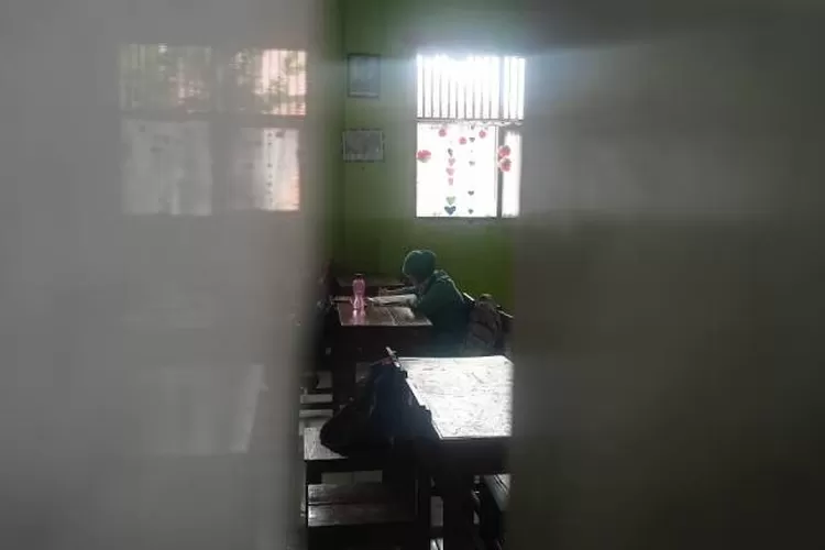 Seorang siswi SDN Pondok Cina 1 Depok tetap bersemangat belajar meski tanpa guru (HarianHaluan.com)