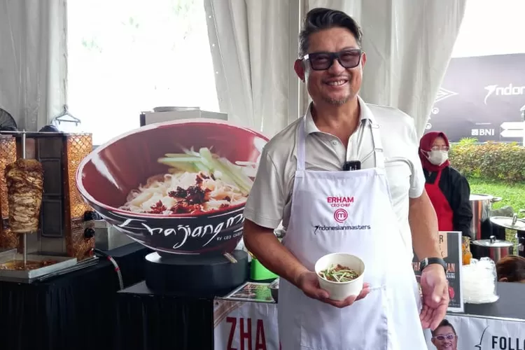 The CEO Chef Erham  Tanjung memperlihatkan  stand menu  Mei Korea  atau zha Jiang Mian di sela- sela Turnamen BNI  Golf Indonesia  di Royal Padang  Golf Halim Perdanakusuma, Jakarta Timur, Jumat (2/12/2022). 