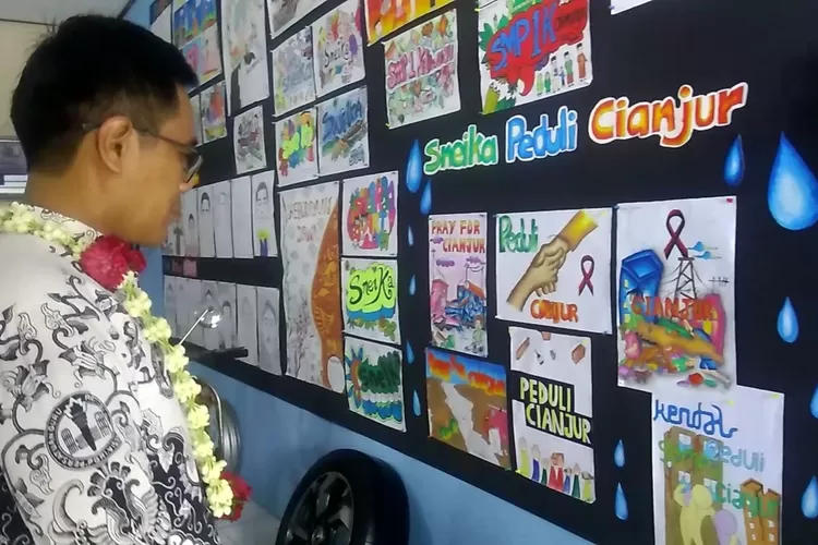  Kepala Disdikbud Kendal Wahyu Yusuf Ahmadi melihat karikatur peduli Cianjur karya siswa SMP Negeri 1 Kaliwungu dalam pameran seni di Gebyar Budaya Sabtu 03 desember 2022.  ((edi prayitno/kontributor Kendal))
