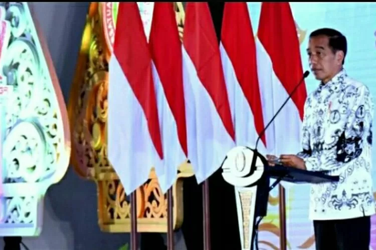Presiden Jokowi berpidato di acara Peringatan Puncak HUT ke-77 PGRI dan Hari Guru Nasional 2022. (BPMI Setpres)