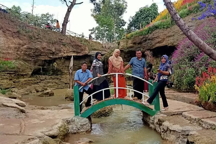 Destinasi wisata alam Air Terjun Padas Grojok di Kota Metro, Lampung (Instagram @srihayati_desi)