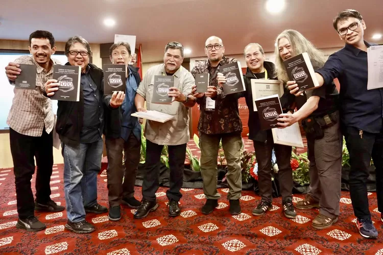 Peserta Kongres menunjukan buku yang baru saja diluncurkan - Foto: Istimewa 