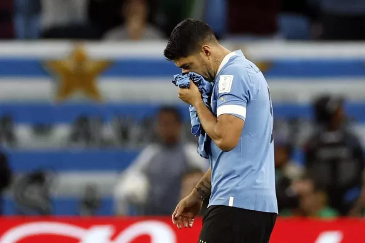 Pesepak bola Uruguay Luis Suarez menangis usai pertandingan menghadapi Ghana di Al Janoub Stadium, Al Wakrah, Qatar, Jumat (2/12/2022). (IST)