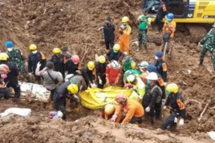 pencarian 11 orang korban yang dilaporkan masih hilang di lokasi longsor akibat gempa di Desa Cijedil dan Mangunkerta, Kecamatan Cugenang. (Sumber foto/pikiran rakyat.com)