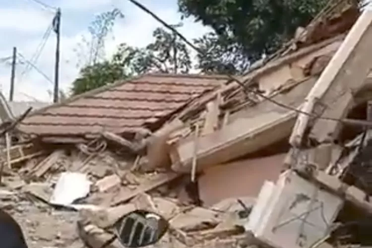 Rumah rusak akibat gempa Garut 6.1 magnitudo 