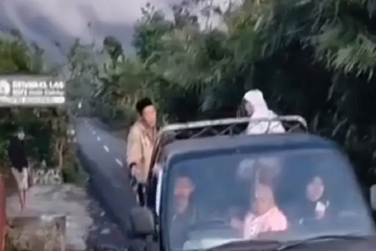 Warga berhamburan pasca Gunung Semeru erupsi Minggu 4 Desember 2022