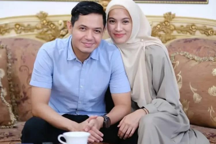 Kebersamaan Alyssa Soebandono dan Dude Harlino ketika berada di rumah