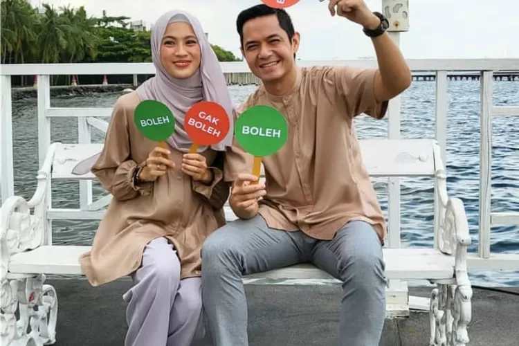 Kebersamaan Alyssa Soebandono dan Dude Harlino di tepi pantai.