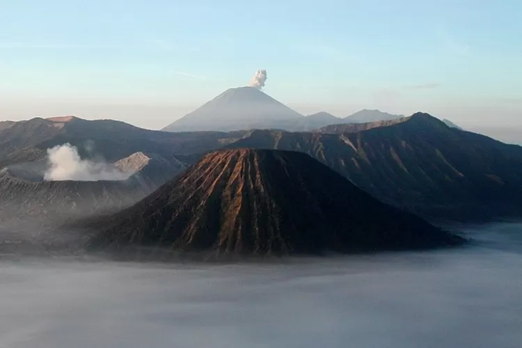 5 Spot Instagramable di Lokasi Gunung Semeru yang Tidak Boleh Dilewatkan Wisatawan Minat Khusus atau Pendaki (Wikipedia )