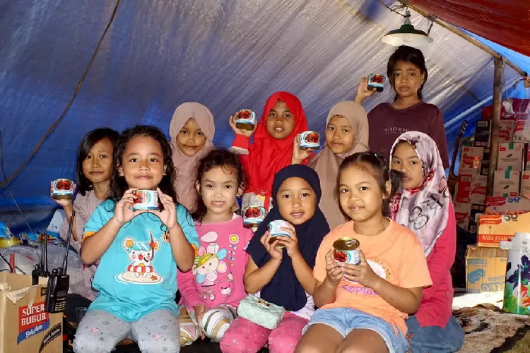 Korban gempa bumi Cianjur menerima bantuan lauk rendang di tenda pengungsian. (Foto: Istimewa)