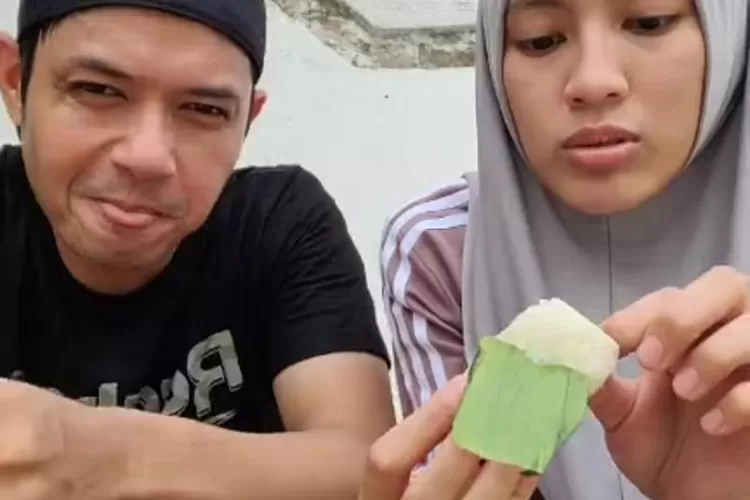 Instagram @ichasoebandono yang menunjukkan kebersamaan keduanya sehabis berolahraga dan ngemil kue bersama