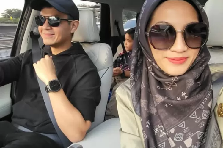 Instagram @dude2harlino yang menunjukkan kebersamaan keduanya ketika di dalam mobil