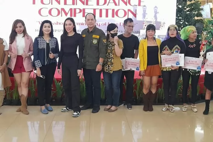 Ketua Ormas GM Warga Jaya Doddy  Rahmadi Amar didampungi Staf Khusus  Menpora Santi Laksono  menyerahkan  hadiah kepada para pemenang Funline Dance Competition dalam rangka HUT ke 55 Generasi Muda Warga Jakarta.
