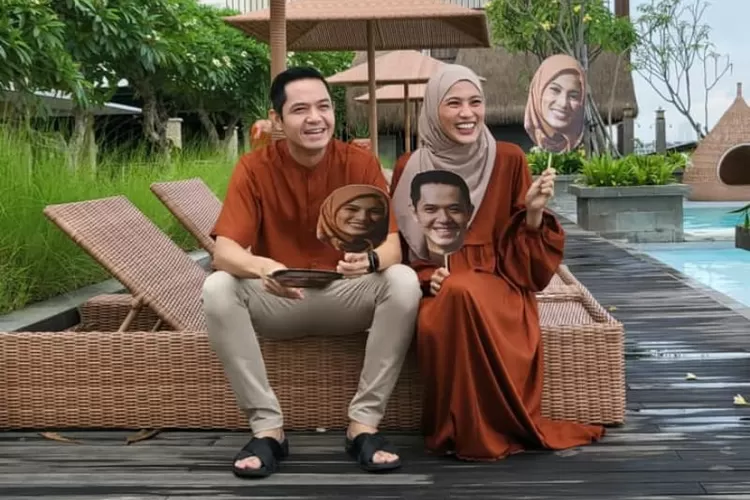 Alyssa Soebandono dan Dude harlino berbusana dengan warna senada