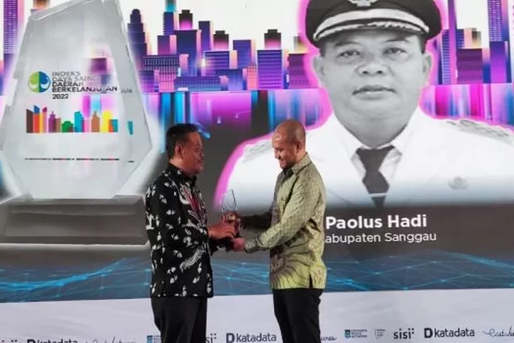 Bupati Kabupaten Sanggau Kalimantan Barat , Paolus Hadi Menerima Penghargaan IDSB Tahun 2022 (Elizabeth Widowati)