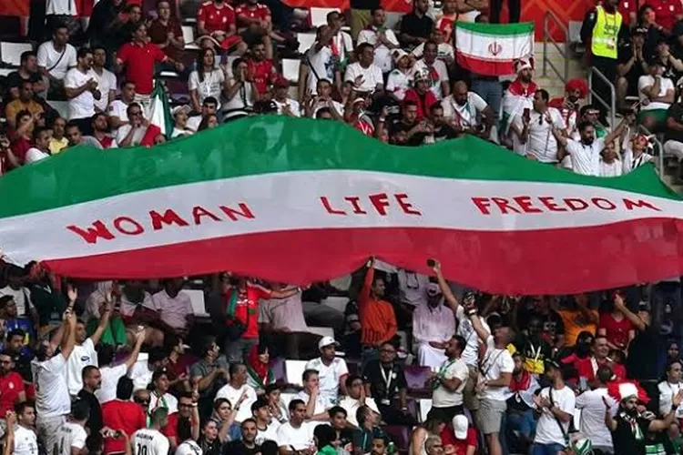 Potret support bola asal Iran di Qatar yang mendukung aksi protes di Iran (ABC.com)