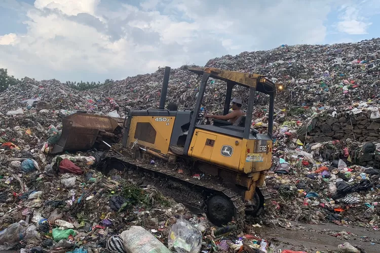 Tumpukan sampah di TPA Darupono Baru di Desa Darupono mulai menuai keluhan warga. (Edi Prayitno/Kontributor Kendal)