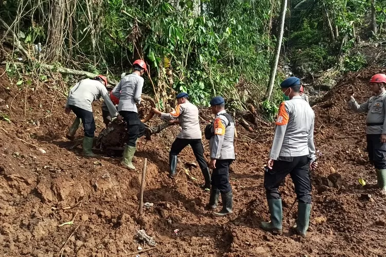 Memasuki hari ke 15 pasca terjadinya gempa bumi yang disertai tanah longsor di kab Cianjur masih menyisakan tumpukan material tanah dan bangunan.(Humas Polda Jabar)*