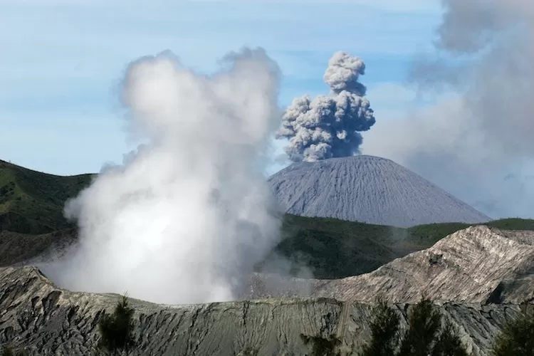 Gunung Semeru Erupsi Lagi, Lakukan 6 Hal Ini untuk Evakuasi Mandiri! Nomor 5 Biasanya Sering Disepelekan. (pexels.com/Jeffry Surianto)
