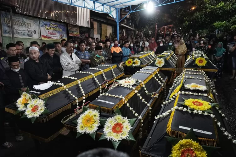 Korban kecelakaan bus pariwisata warga Manyaran Semarang saat disolatkan sebelum dikuburkan. Pemkot Semarang bantu santunan para korban. (Ayosemarang.com/ Audrian Firhannusa)