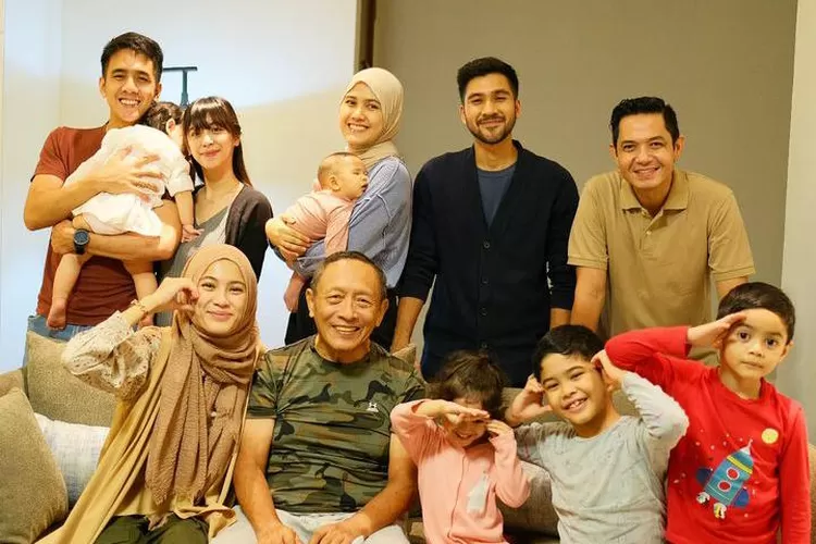  Tetap bahagia walau Alyssa Soebandono dan keluarga di tengah kabar duka. (Instagram.com/ @ichasoebandono)