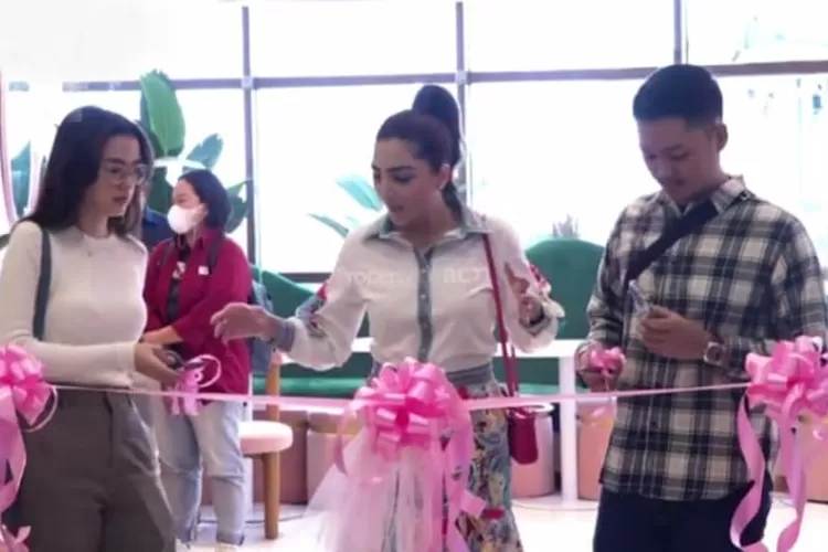 Acara potong pita bisnis kuliner baru Ashanty dan Azriel. (Tangkapan layar dari Youtube RCTI INFOTAINMENT)