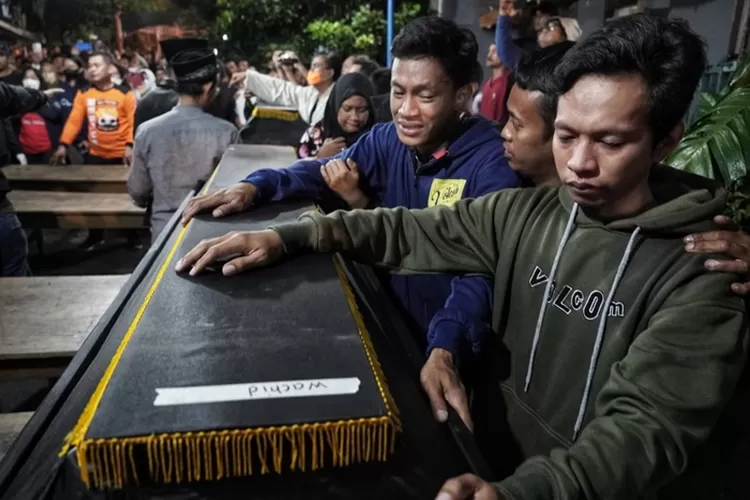 Keluarga dari korban bernama Wachid saat menerima jenazah. 6 korban dari kecelakaan bus pariwisata warga Manyaran Semarang sudah dipulangkan.  (Ayosemarang.com/ Audrian Firhannusa)