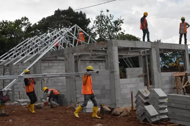 Pembangunan hunian tetap (huntap) untuk korban gempa Cianjur di Desa Sirnagalih, Kecamatan Cilaku, atau yang berlokasi di belakang kantor Dinas Lingkungan Hidup (DLH) Cianjur.  (BNPB)