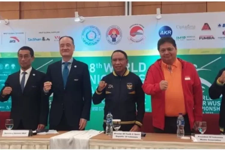 Ketua Umum Pengurus Besar (PB) Wushu Indonesia Airlangga Hartarto (kedua kanan) menyebut misi di Kejuaraan Dunia Wushu Junior di Indonesia menjadi  (AG Sofyan )