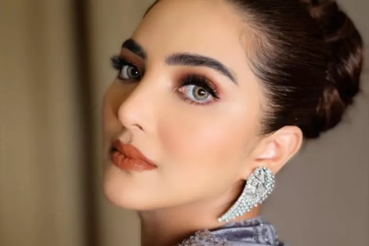 Ashanty berdandan elegan untuk menghadiri suatu acara, ungkap dirinya akan liburan tahun baru bersama keluarga di Swiss. ( Instagram @ashanty_ash )