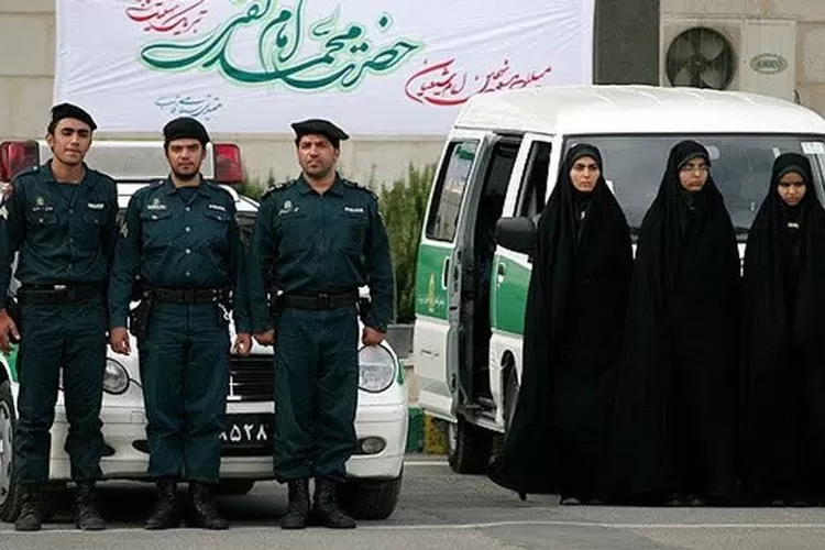 Potret Polisi Moral atau Polisi Syariah Iran bersama dengan wanita Iran. (Arab News)