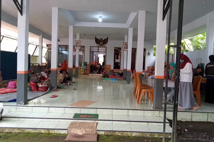 Warga diungsikan untuk menghindari korban dampak APG Gunung Semeru (BNPB) (bnpb.go.id)