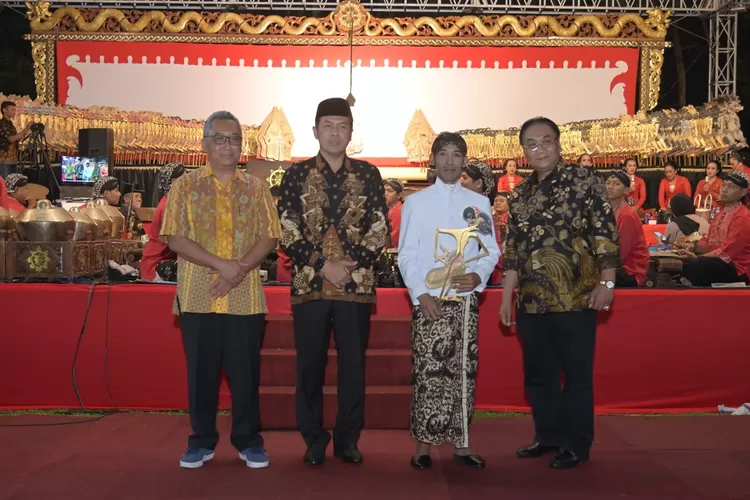 Pertunjukan Wayang Kulit di Wonogiri ikut sosialisasikan RUU KUHP  dihadiri oleh Ketua Komisi III Bambang Wuryanto, Perwakilan Ditjen IKP Kementerian Kominfo dan pejabat setempat. (Istimewa )