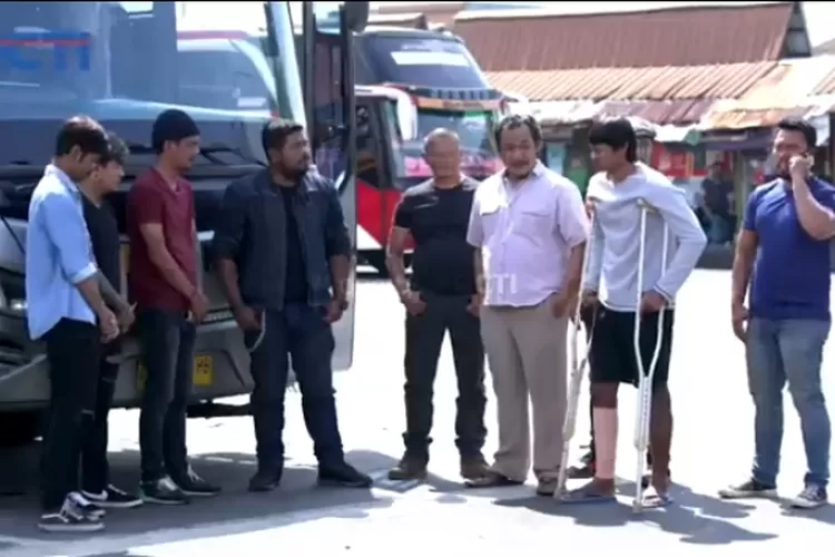 Ketegangan Episode 24 Preman Pensiun 7, kedatangan Gobang ke Terminal bersama Murat cees. (Gorajuara/ dok: Tangkapan Layar YouTube/ RCTI-Layar Drama Indonesia)