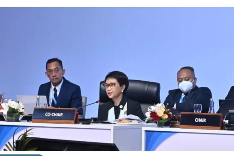 Menteri Luar Negeri Retno Marsudi  berbicara pada pembukaan Pertemuan Tingkat Menteri ke-4 AIS Forum di Bali, Selasa (6/12/2022)