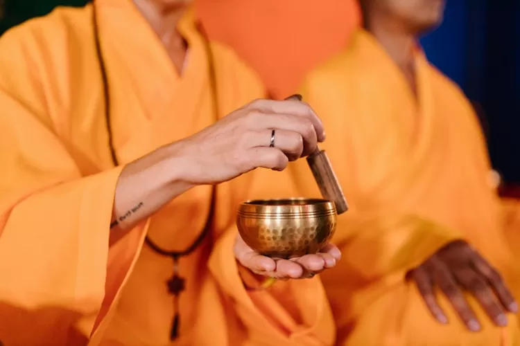 Seorang biksu Budha tengah melakukan ibadah. (Pexels/ RODNAE Production)