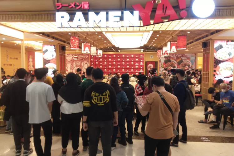 ANtrean membeli makanan cepat saji RamenYa!