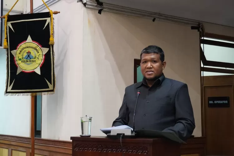 Agung Raharja saat memimpin rapat paripurna di Ruang Kresna DPRD Kulon Progo. (Foto: Amin Kuntari)