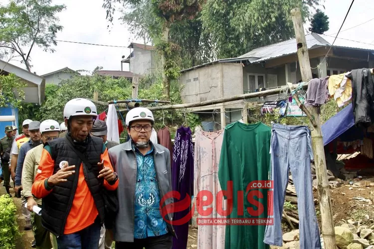 Ketua Umum Pimpinan Pusat Persatuan Islam (PERSIS) Dr. KH. Jeje Zaenudin  bersama rombongan ketika hendak lokasi pembangunan huntara - Foto: Henry Lukmanul Hakim