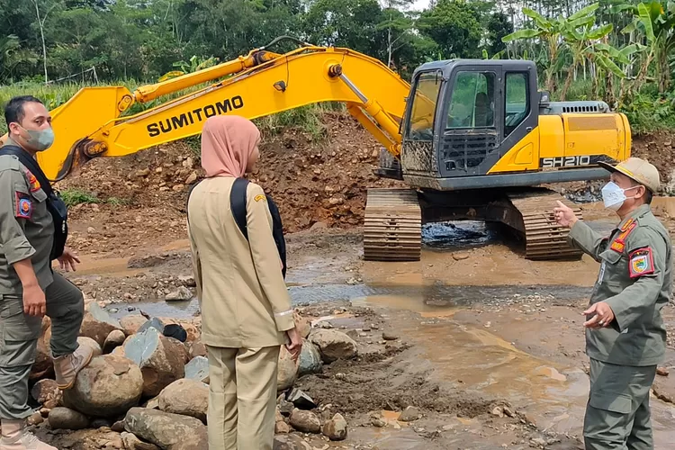 Aksi sidak Satpol PP Kabupaten Batang di penambangan ilegal golongan C.