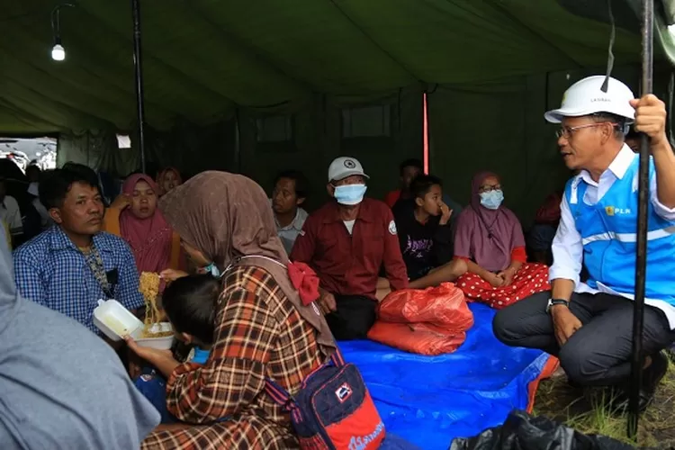 Jajaran PLN UID Jatim saat berada di lokasi pengungsian erupsi Gunung Semeru