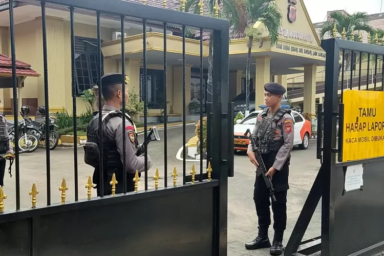 Polresta Bogor Kota memperketat penjagaan bersenjata lengkap.